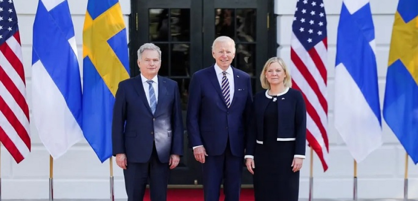 بايدن يلتقي زعيمي السويد وفنلندا ويدعم انضمام بلديهما لحلف الناتو