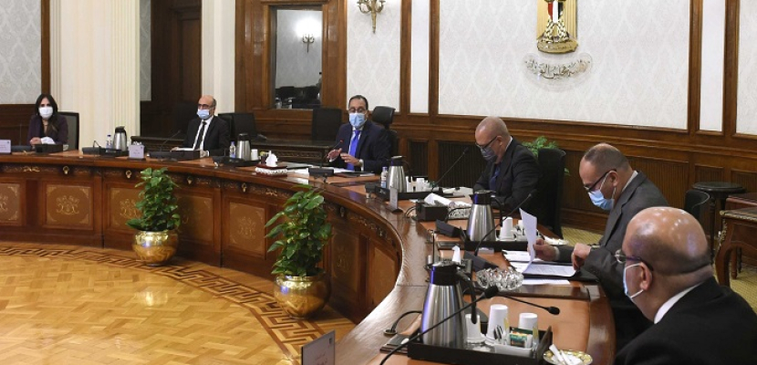 بالصور.. رئيس الوزراء يعقد اجتماعاً لبحث إجراءات تنظيم قطاع التطوير العقاري في مصر