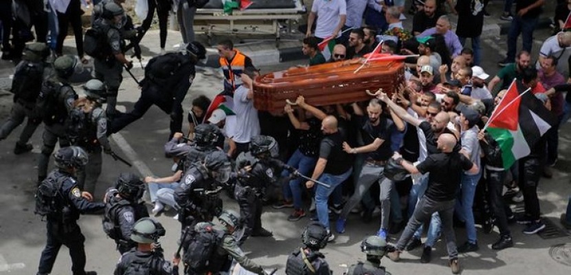 الجارديان: إسرائيل تعلم أنها ستفلت من العقاب على مهاجمة جنازة أبو عاقلة