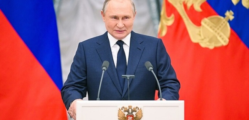 بوتين يهنئ 13 زعيما وشعبين