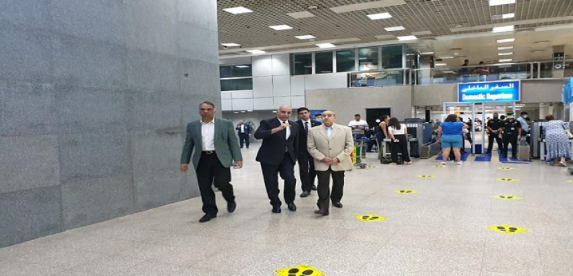 بالصور.. وزير الطيران يتفقد مطار شرم الشيخ لمتابعة التشغيل والاطمئنان على جودة خدمات المسافرين