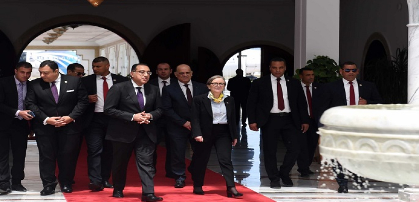 بالصور.. رئيس الوزراء يصل إلى العاصمة التونسية.. ورئيسة الحكومة تستقبله بمطار قرطاج