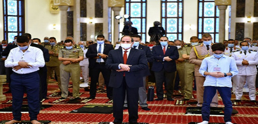 بالفيديو والصور .. الرئيس السيسى يؤدى صلاة عيد الفطر بمسجد المشير طنطاوى