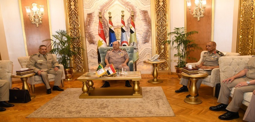 بالصور.. رئيس أركان حرب القوات المسلحة المصرية  يلتقى رئيس الوفد العسكرى الجزائرى