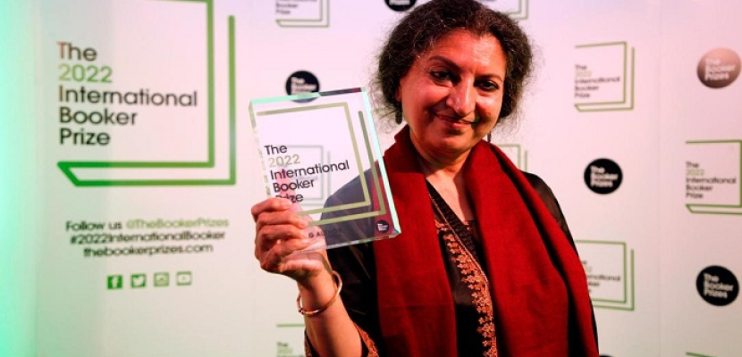 جيتانجلي شري أول هندية تفوز بجائزة البوكر الدولية عن رواية “مقبرة الرمال”