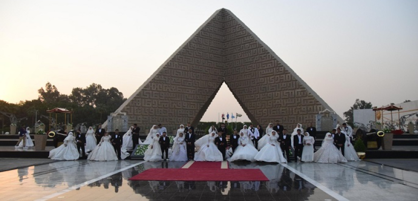 بالصور.. المنطقة المركزية العسكرية تنظم حفل زفاف جماعي لـ100 شاب وفتاة