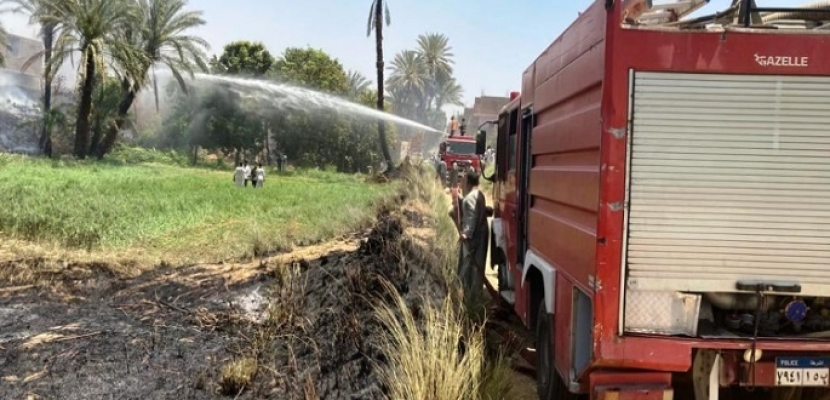 محافظ أسوان يتابع جهود احتواء حريق هائل بقرية الزنيقة دون خسائر بشرية