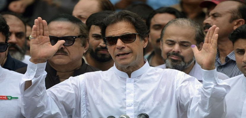 الشرطة الباكستانية تداهم مقار قادة أنصار عمران خان عشية الزحف نحو إسلام آباد