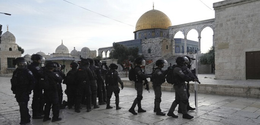 قوات الاحتلال تقتحم المسجد الأقصى وتزيل لافتات تمجد الشهداء وتعتقل أربعة فلسطينيين