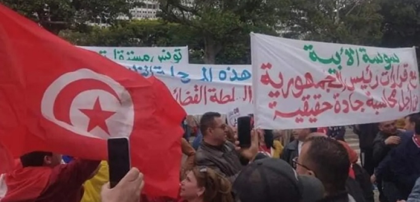 مسيرات مؤيدة للرئيس التونسي مع إعلان الحكومة نجاحها في سداد الديون الداخلية والخارجية
