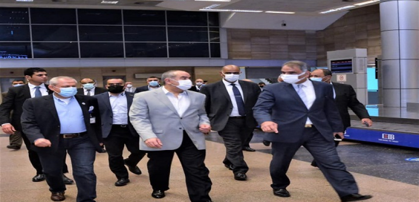 بالصور.. في أول أيام عيد الفطر.. وزير الطيران يتفقد مطار القاهرة لمتابعة انتظام التشغيل