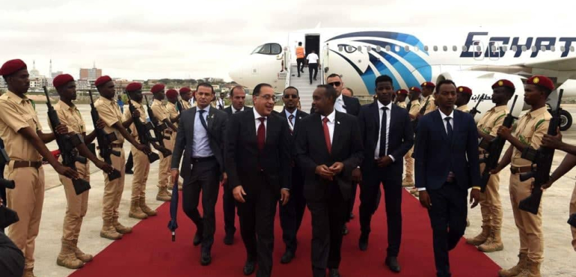 بالصور والفيديو .. نيابة عن الرئيس السيسي ..رئيس الوزراء يشارك في مراسم تنصيب الرئيس الصومالي