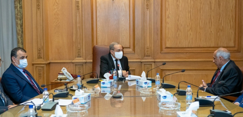 وزير الإنتاج الحربي يناقش مع علماء مصريين سبل الاستفادة من خبراتهم في مختلف المجالات