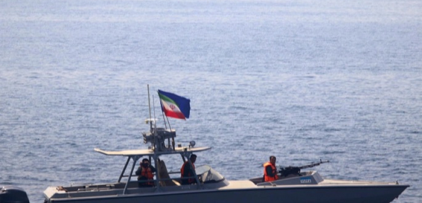 البحرية الأميركية تتصدى لزوارق إيرانية قرب مضيق هرمز