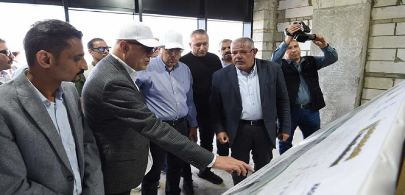 رئيس الوزراء يستمع لشرح حول المشروعات السكنية بمدينة العلمين الجديدة