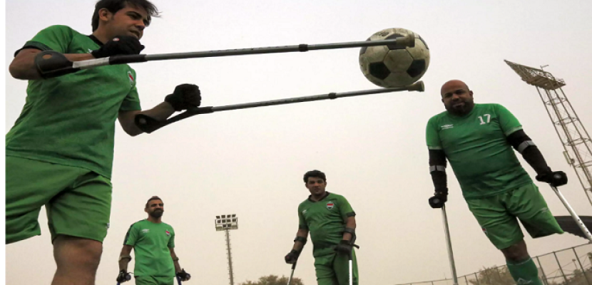 شبان عراقيون يؤسّسون فريق كرة قدم لمبتوري الأطراف