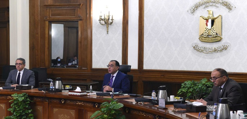 بالصور.. رئيس الوزراء يستعرض مسودة استراتيجية النهوض بالسياحة المصرية