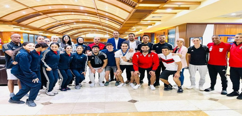 استقبال رسمي لأبطال الجمباز والتنس طاولة والرماية بمطار القاهرة