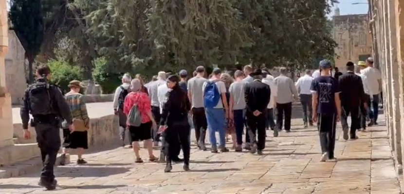 عشرات المستوطنين يقتحمون المسجد الأقصى بحماية الاحتلال الإسرائيلي