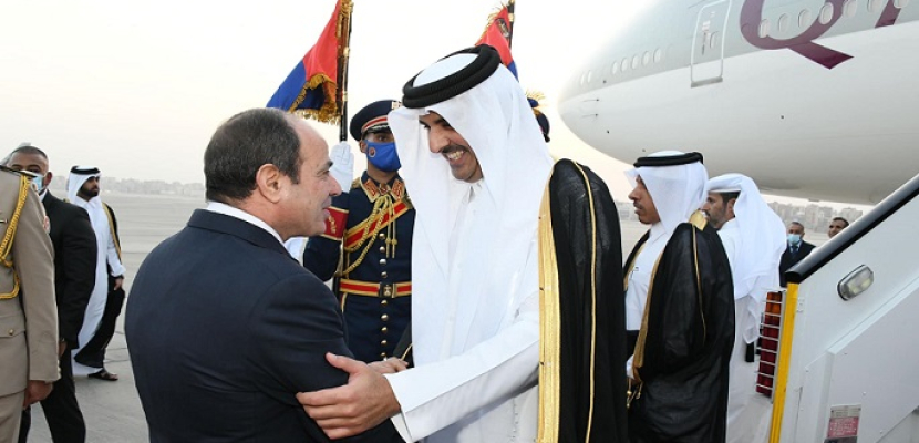 بالفيديو والصور.. الرئيس السيسي يستقبل أمير قطر بمطار القاهرة