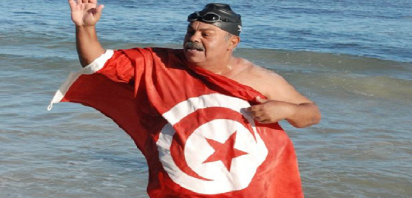 سباح تونسي 69 عاما يقطع مسافة 155 كيلو مترا من إيطاليا وحتى تونس دون توقف