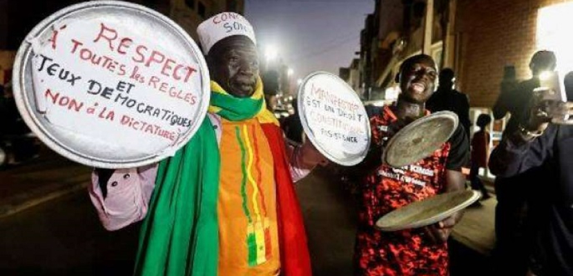 أنصار المعارضة في السنغال يقرعون القدور في احتجاج صاخب