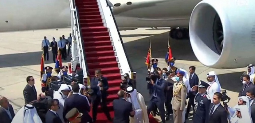 بالفيديو .. الرئيس السيسي يودع أمير قطر بمطار القاهرة في ختام زيارته لمصر