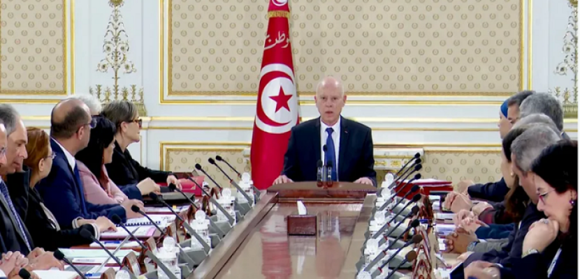 الرئيس التونسي يعزل 57 قاضيا بتهمة التورط بقضايا فساد