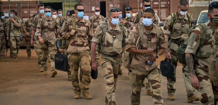 القوات الفرنسية تغادر قاعدة “ميناكا” تمهيداً لمغادرة مالي نهائياً نهاية الصيف
