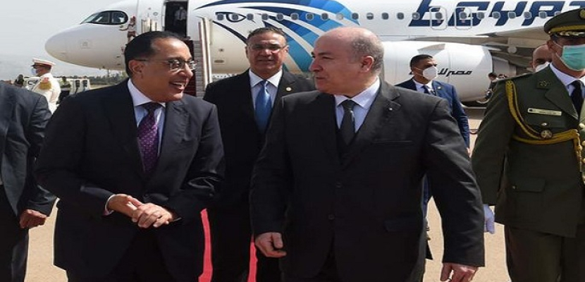 بالصور.. الوزير الأول الجزائري يستقبل مصطفي مدبولى – رئيس الوزراء بمطار هوارى بومدين الدولي