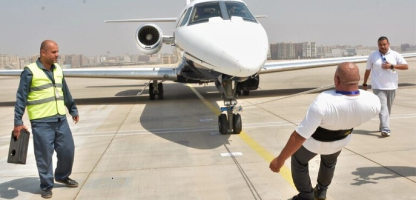 مصري ينجح فى سحب طائرة بأسنانه في مطار القاهرة
