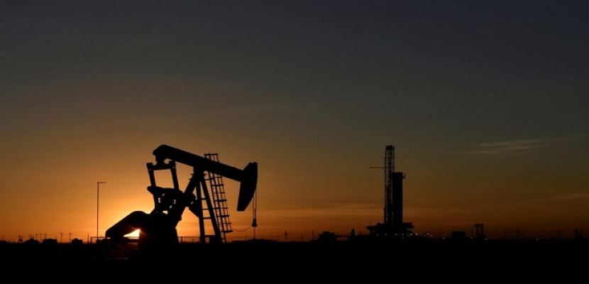 النفط يتجه إلى أكبر انخفاض مقلصا أرباحه الأسبوعية