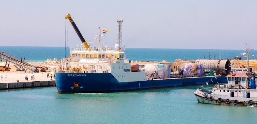 ميناء العريش بالمنطقة الاقتصادية يستقبل أول سفينة حمولات ثقيلة لمعدات محطة الكهرباء بشمال سيناء