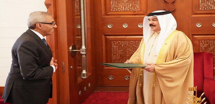 السفير المصري يسلم عاهل البحرين الدعوة الموجهة من الرئيس السيسي للمُشاركة في مؤتمر المناخ