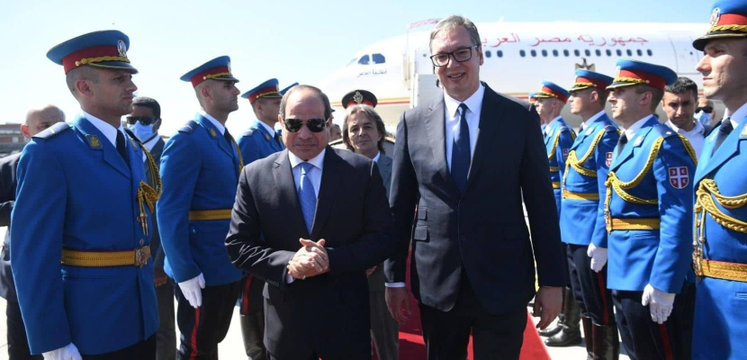 بالصور.. الرئيس الصربي يستقبل الرئيس السيسي بمطار العاصمة بلجراد