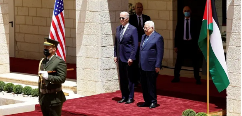 بايدن يلتقي الرئيس الفلسطيني قبيل مغادرته للسعودية