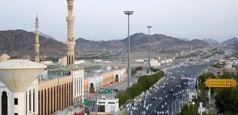 الحجاج يتوافدون إلى مسجد “نمرة” لصلاة الظهر والعصر جمعا في عرفات