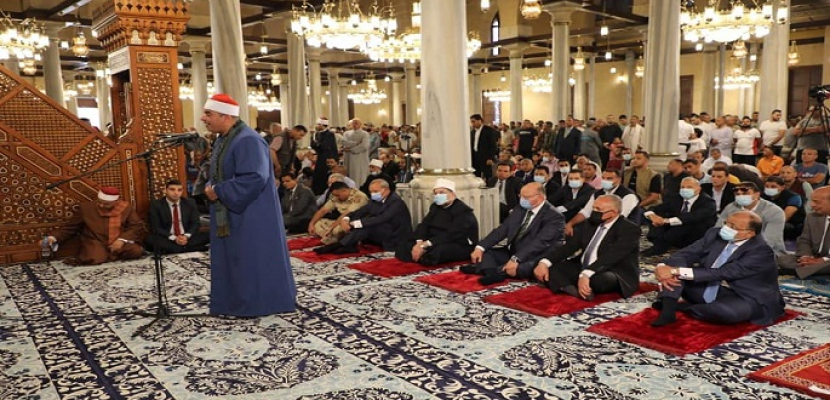 محافظ القاهرة وعدد من الوزراء يؤدون صلاة الجمعة بمسجد الحسين احتفالا بالعيد القومي للقاهرة