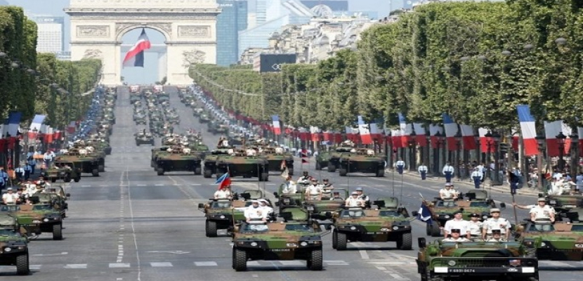 بدء العرض العسكري التقليدي بالعيد الوطني الفرنسي بحضور ماكرون