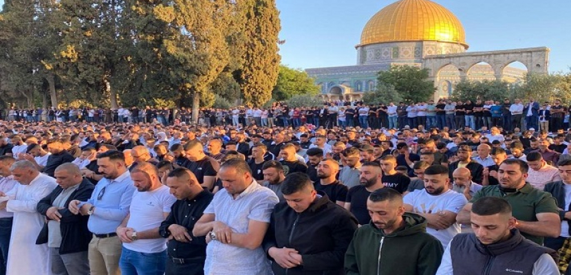 عشرات الآلاف من الفلسطينيين يؤدون صلاة الجمعة بالمسجد الأقصى المبارك