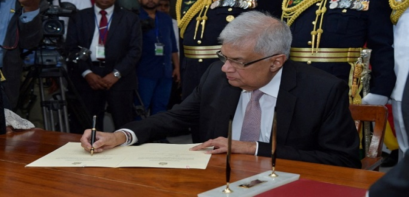رئيس سريلانكا يسعى إلى تشكيل حكومة وحدة لإنقاذ الاقتصاد