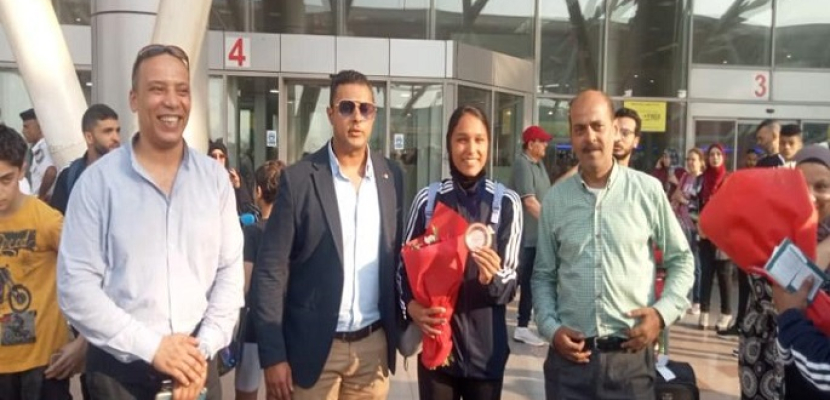 وزير الرياضة يستقبل الفوج الأول للبعثة المصرية بألعاب البحر المتوسط بمطار القاهرة
