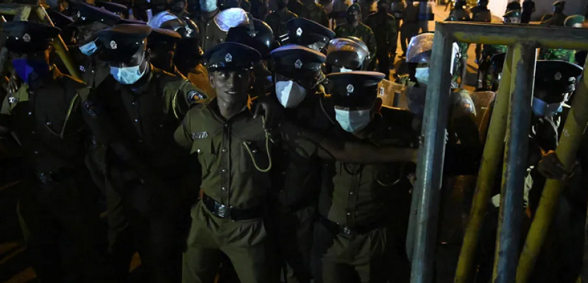 فرار الرئيس السريلانكي بعد اقتحام المتظاهرين مقره الرسمي