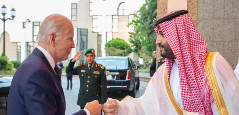 ولي العهد السعودي يستقبل الرئيس الأمريكي بايدن لدى وصوله قصر السلام في جدة