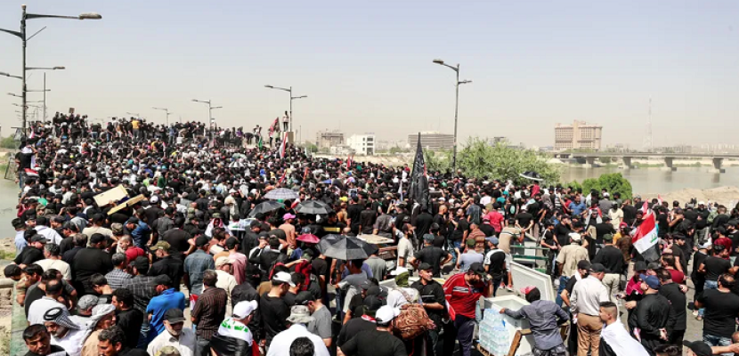 الآلاف من أنصار التيار الصدري يصلون إلى أبواب المنطقة الخضراء بالعاصمة بغداد