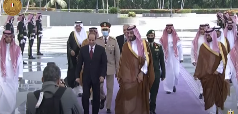 بالفيديو .. الرئيس السيسي يصل السعودية للمشاركة في ” قمة جدة “