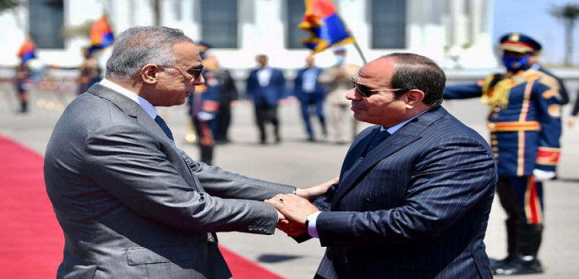 الرئيس السيسي يودع رئيس وزراء العراق بمطار العلمين