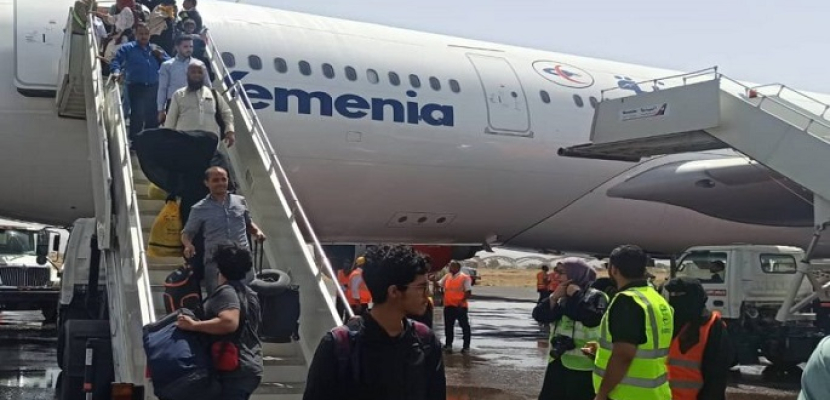 استئناف رحلات الطيران المدني من وإلى مطار عتق اليمني الدولي بعد توقف 7 سنوات