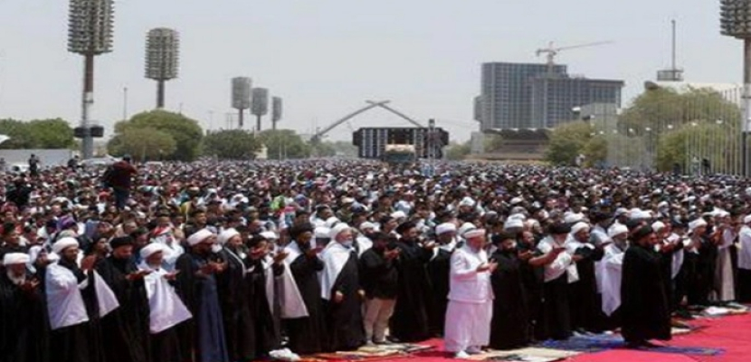 أنصار الصدر بالعراق يؤدون صلاة الجمعة في ساحة العروض