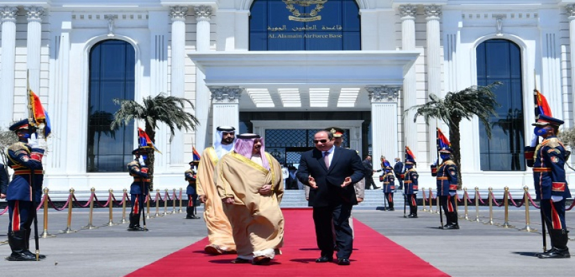 بالفيديو والصور.. الرئيس السيسي يودع عاهل البحرين الشقيقة بمطار العلمين الدولي
